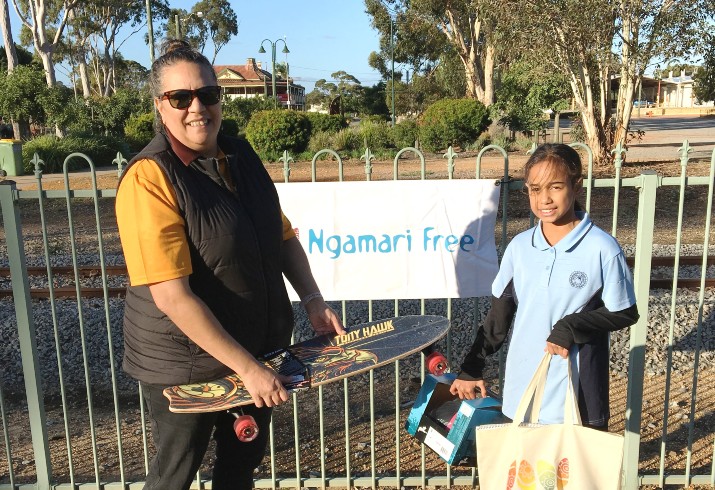 WA Country Health Service Wheatbelt Tackling Indigenous Smoking program team member Kelly Prior with Shonique Indich.